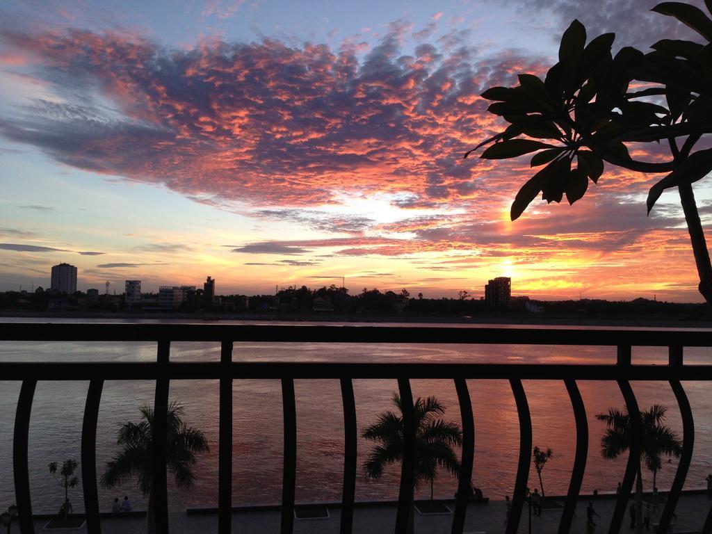 New Season Riverside Hotel Phnom Penh Rom bilde