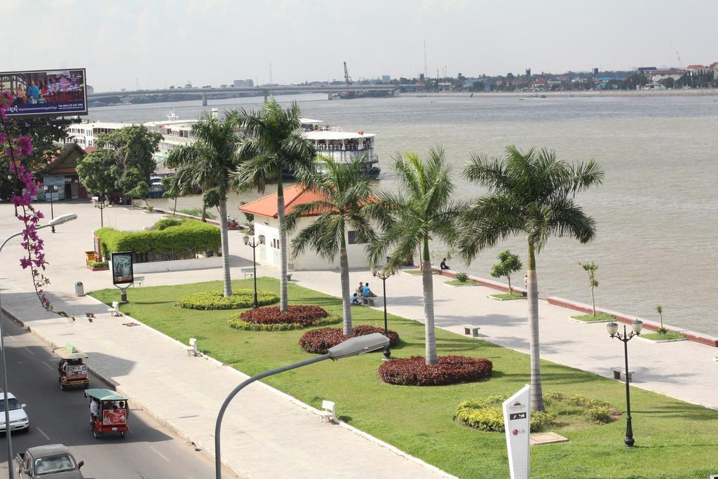 New Season Riverside Hotel Phnom Penh Eksteriør bilde